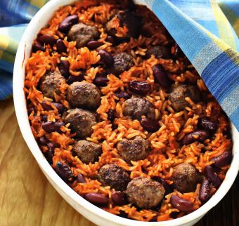 запеченная фасоль с рисом и фрикадельками